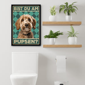 Goldendoodle - Bist du am Pupsen? Hunde Poster Badezimmer Gästebad Wandbild Klo Toilette Dekoration Lustiges Gäste-WC Bild DIN A4