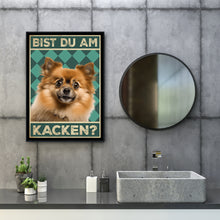Laden Sie das Bild in den Galerie-Viewer, Zwergspitz - Bist du am Kacken? Hunde Poster Badezimmer Gästebad Wandbild Klo Toilette Dekoration Lustiges Gäste-WC Bild DIN A4
