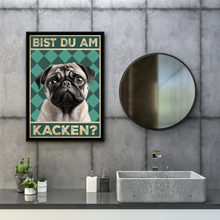 Laden Sie das Bild in den Galerie-Viewer, Mops - Bist du am Kacken? Hunde Poster Badezimmer Gästebad Wandbild Klo Toilette Dekoration Lustiges Gäste-WC Bild DIN A4
