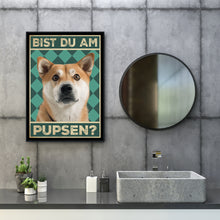 Laden Sie das Bild in den Galerie-Viewer, Akita Inu - Bist du am Pupsen? Hunde Poster Badezimmer Gästebad Wandbild Klo Toilette Dekoration Lustiges Gäste-WC Bild DIN A4

