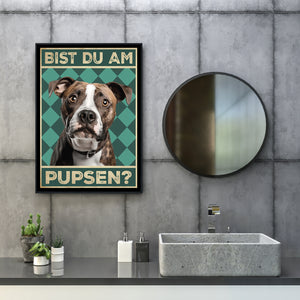 American Staffordshire Terrier - Bist du am Pupsen? Hunde Poster Badezimmer Gästebad Wandbild Klo Toilette Dekoration Lustiges Gäste-WC Bild DIN A4