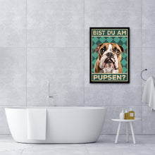 Laden Sie das Bild in den Galerie-Viewer, Englische Bulldogge - Bist du am Pupsen? Hunde Poster Badezimmer Gästebad Wandbild Klo Toilette Dekoration Lustiges Gäste-WC Bild DIN A4
