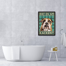 Laden Sie das Bild in den Galerie-Viewer, Englische Bulldogge - Bist du am Kacken? Hunde Poster Badezimmer Gästebad Wandbild Klo Toilette Dekoration Lustiges Gäste-WC Bild DIN A4
