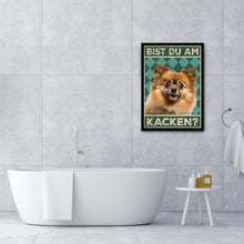 Laden Sie das Bild in den Galerie-Viewer, Zwergspitz - Bist du am Kacken? Hunde Poster Badezimmer Gästebad Wandbild Klo Toilette Dekoration Lustiges Gäste-WC Bild DIN A4
