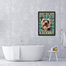 Laden Sie das Bild in den Galerie-Viewer, Yorkshire Terrier - Bist du am Kacken? Hunde Poster Badezimmer Gästebad Wandbild Klo Toilette Dekoration Lustiges Gäste-WC Bild DIN A4
