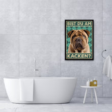Laden Sie das Bild in den Galerie-Viewer, Shar Pei - Bist du am Kacken? Hunde Poster Badezimmer Gästebad Wandbild Klo Toilette Dekoration Lustiges Gäste-WC Bild DIN A4

