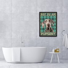 Laden Sie das Bild in den Galerie-Viewer, Weimaraner - Bist du am Pupsen? Hunde Poster Badezimmer Gästebad Wandbild Klo Toilette Dekoration Lustiges Gäste-WC Bild DIN A4
