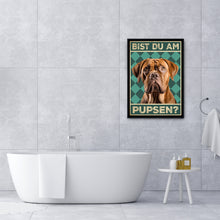 Laden Sie das Bild in den Galerie-Viewer, Bordeaux Dogge - Bist du am Pupsen? Hunde Poster Badezimmer Gästebad Wandbild Klo Toilette Dekoration Lustiges Gäste-WC Bild DIN A4
