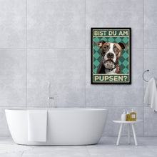 Laden Sie das Bild in den Galerie-Viewer, American Staffordshire Terrier - Bist du am Pupsen? Hunde Poster Badezimmer Gästebad Wandbild Klo Toilette Dekoration Lustiges Gäste-WC Bild DIN A4
