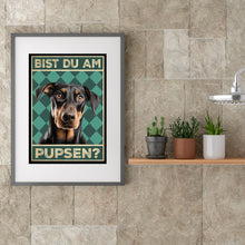 Laden Sie das Bild in den Galerie-Viewer, Dobermann - Bist du am Pupsen? Hunde Poster Badezimmer Gästebad Wandbild Klo Toilette Dekoration Lustiges Gäste-WC Bild DIN A4
