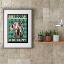 Laden Sie das Bild in den Galerie-Viewer, Weimaraner - Bist du am Kacken? Hunde Poster Badezimmer Gästebad Wandbild Klo Toilette Dekoration Lustiges Gäste-WC Bild DIN A4
