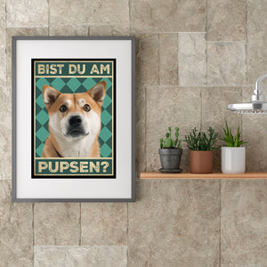 Akita Inu - Bist du am Pupsen? Hunde Poster Badezimmer Gästebad Wandbild Klo Toilette Dekoration Lustiges Gäste-WC Bild DIN A4