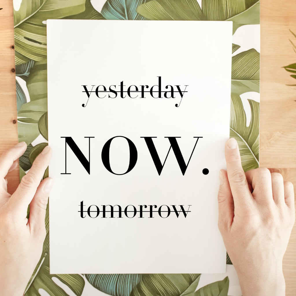 Yesterday Tomorrow NOW Poster – Motivationsposter Wandbild Wohnzimmer Küche Flur Schlafzimmer Zuhause Wanddeko