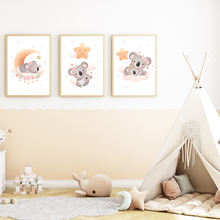 Laden Sie das Bild in den Galerie-Viewer, Koala Mama Bilder 3er Set DIN A4 Kinderzimmer Wandbilder Babyzimmer Poster Dekoration
