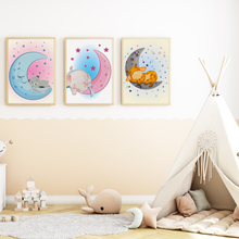 Laden Sie das Bild in den Galerie-Viewer, Mond Schlafende Tiere Bär Elefant Giraffe Bilder 3er Set DIN A4 Kinderzimmer Wandbilder Babyzimmer Poster Dekoration
