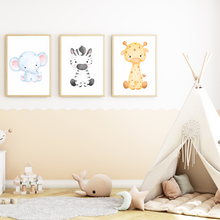 Laden Sie das Bild in den Galerie-Viewer, Niedliche Safari Tiere Elefant Zebra Giraffe 3er Set Kinderzimmer Bilder DIN A4 Wandbilder Deko Babyzimmer Poster
