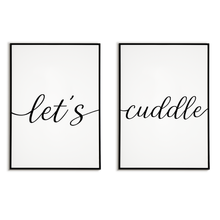 Laden Sie das Bild in den Galerie-Viewer, Poster 2er Set Let’s Cuddle – Bett Poster Kuschel Valentinstag Paare Wandbild Schlafzimmer Zuhause Wanddeko
