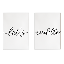 Laden Sie das Bild in den Galerie-Viewer, Poster 2er Set Let’s Cuddle – Bett Poster Kuschel Valentinstag Paare Wandbild Schlafzimmer Zuhause Wanddeko

